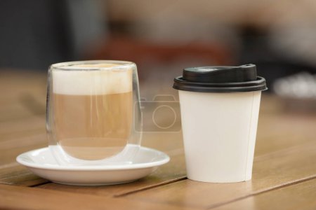 Téléchargez les photos : Deux tasses de café sur fond rustique. Tasse en papier de café et tasse en verre. Café à emporter. - en image libre de droit