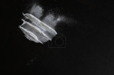 Foto de Vista superior de polvo blanco sobre fondo negro - Imagen libre de derechos