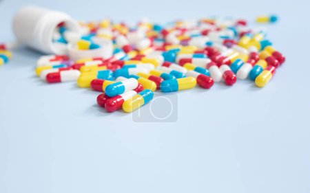 Téléchargez les photos : Vue rapprochée de pilules colorées sur fond clair. concept de soins de santé. - en image libre de droit