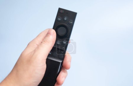 Foto de Controlador remoto de televisión inteligente aislado sobre fondo azul - Imagen libre de derechos