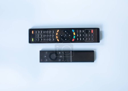 Téléchargez les photos : Télécommande de télévision numérique et télécommandes de télévision intelligente isolées sur fond bleu - en image libre de droit