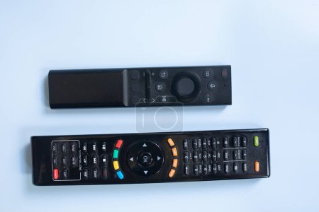 Foto de Control remoto de televisión digital y controladores remotos de televisión inteligente aislados sobre fondo azul - Imagen libre de derechos