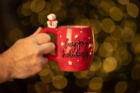 Téléchargez les photos : Un verre de Noël. Coupe Rouge de chocolat chaud sur fond de fête. Concept de Noël. - en image libre de droit