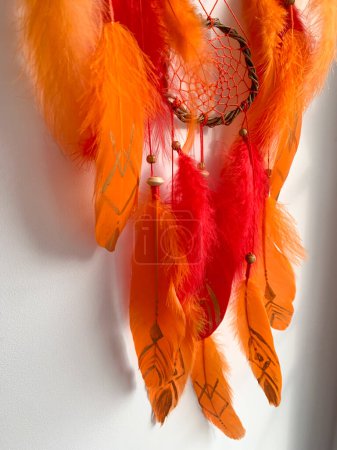 Téléchargez les photos : Gros plan rouge orange dreamcatcher détails tribal bohème artisanat mur suspendu décor maison - en image libre de droit