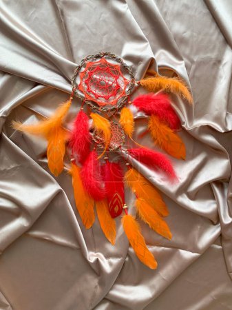 Foto de Close-up rojo naranja detalles atrapasueños tribal bohemio artesanía pared colgando decoración del hogar - Imagen libre de derechos