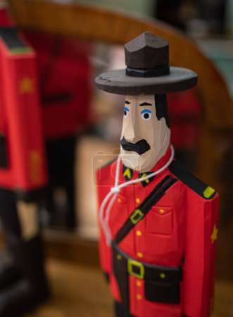 Foto de Real Oficial de Policía Canadiense escultura de madera. La estatuilla de la policía montada en la tienda de recuerdos de regalos. Nadie, foto de la calle, enfoque selectivo - Imagen libre de derechos