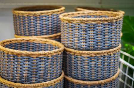 Collection de paniers en rotin bleu faits à la main. Panier en osier fait main Fabriqué à partir de bambou naturel et de crottin.Artisanat fait main. Personne.