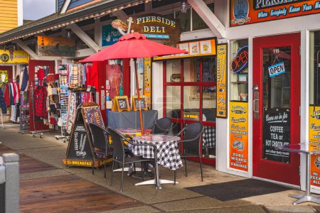 Foto de Shops and restaurants on the steveston pier. Pierside view. Nobody, streetphoto, editorial-Steveston-Canada,23,2023 - Imagen libre de derechos