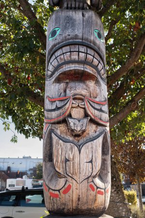 Téléchargez les photos : Detail of totem pole at tourist travel attraction in Duncan city. An old totem pole. Nobody, street photo, selective focus - en image libre de droit