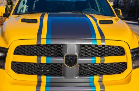 Téléchargez les photos : Avant de ramasser RAM camion. La vue de face d'un tout nouveau pick-up Dodge Ram en couleur jaune. Pare-chocs de véhicule jaune avec calandre noire-Vancouver Canada-28 janvier 2023-Personne, éditorial - en image libre de droit