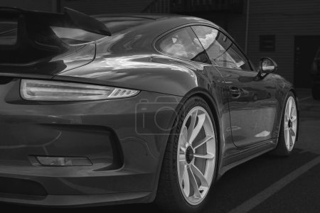 Foto de Automóvil Porsche en la calle. Porsche azul de lujo estacionado en la calle vista lateral. Porsche Turbo coupé deportivo negro sobre fondo oscuro. Nadie, foto callejera-Marzo 14,2023-Vancouver Canadá - Imagen libre de derechos