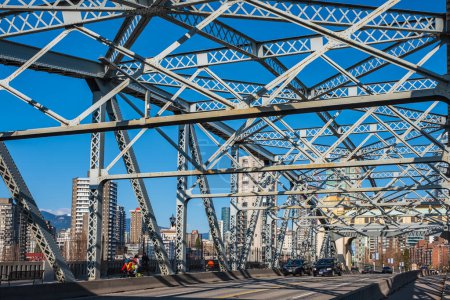 Foto de Estructura de un puente con el fondo azul del cielo. Puente Burrard Street, Costa de Vancouver, Columbia Británica, Canadá-Marzo 22,2023-Viajar foto, foto de la calle - Imagen libre de derechos