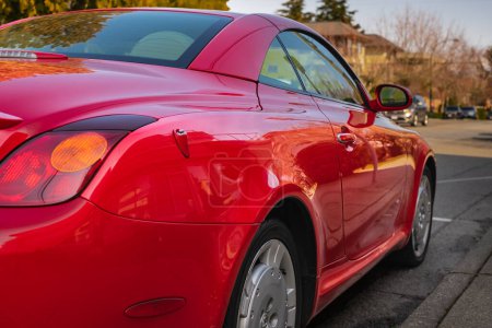 Téléchargez les photos : Lexus SC 430 rouge garé dans une rue. Vue latérale d'une voiture de luxe Lexus. Photo de rue, mise au point sélective, éditorial-Vancouver Canada-15 mars 2023 - en image libre de droit