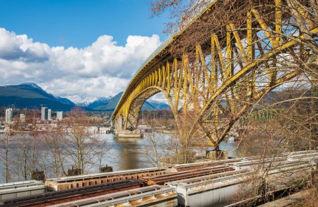 Téléchargez les photos : Iron Workers Memorial Bridge Vancouver BC Canada. Vue d'un site industriel et du pont Second Narrows. Le pont commémoratif Iron Workers traverse de Vancouver à North Vancouver. Photo de voyage - en image libre de droit