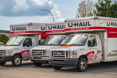 Téléchargez les photos : Camionnettes U-Haul garées dans une rue de Vancouver Canada. U-Haul est une société américaine offrant des solutions de déménagement bricolage. U-Haul est une société de location de matériel de déménagement, de stockage basée en Arizona-Avril 14,2023 - en image libre de droit