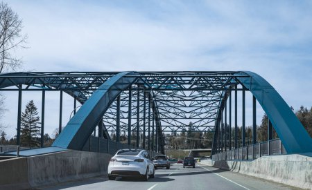 Téléchargez les photos : Highway 1 Lynn Creek Bridge North Vancouver BC Canada. Poutres de support en métal d'un pont. Pont de structure en acier. Photo de la rue, personne-30 mars 2023 - en image libre de droit