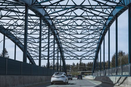 Téléchargez les photos : Highway 1 Lynn Creek Bridge North Vancouver BC Canada. Poutres de support en métal d'un pont. Pont de structure en acier. Photo de la rue, personne-30 mars 2023 - en image libre de droit