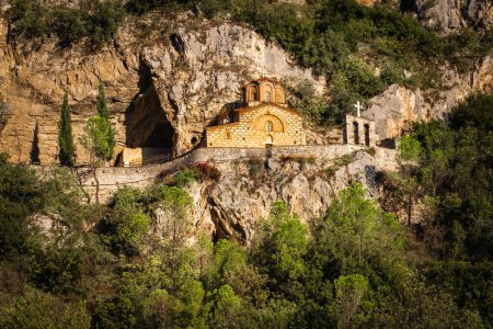 Téléchargez les photos : L'église Saint-Michel est une église byzantine médiévale située au sommet de la colline de Berat en Albanie. L'église du patrimoine de l'UNESCO est dédiée à l'archange chrétien Michael. Albanie attractions
. - en image libre de droit
