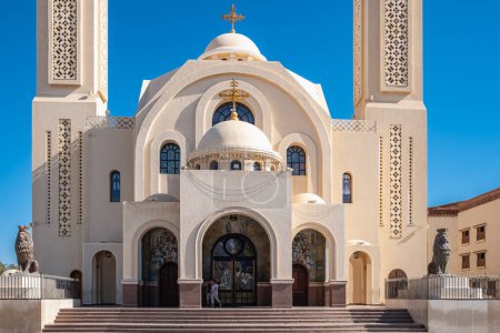 Téléchargez les photos : Église copte orthodoxe à Sharm El Sheikh, Egypte. Église de la Toussaint. Église copte chrétienne à Sharm El Sheikh avec fond bleu ciel-Décembre 17,2023 - en image libre de droit