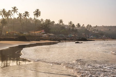 Vagator ou Ozran plage vue panoramique aérienne dans le nord de Goa, Inde. Goa plage tôt le matin avant le lever du soleil vue sur les palmiers et les restaurants sur la plage.