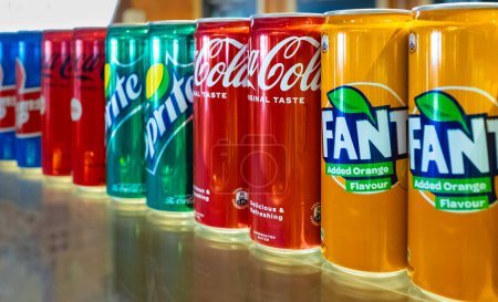 Foto de Coca-Cola Fanta Sprite productos refrescos de limonada en latas en una fila en el estante de la tienda. Grupo de marcas más populares de bebidas gaseosas en latas de aluminio-Goa, India-Marzo 23,2024 - Imagen libre de derechos