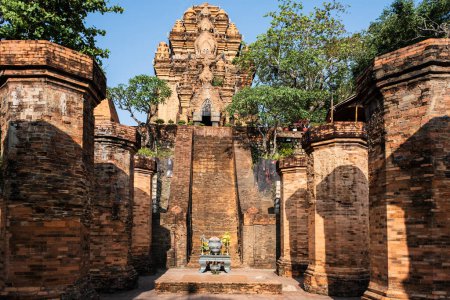 Ponagar oder Thap Ba Po Nagar ist ein Cham Tempelturm in der Nähe der Stadt Nha Trang in Vietnam. Po Nagar Tempel. Po Nagar Tempel, bekannt als Thap Ba, ist ein alter Tempel von historischer Bedeutung.