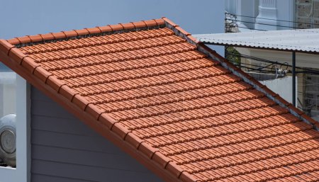 Terrakottadächer mit Keramikziegeln auf altem Haus. Detailaufnahme von Dachziegeln. Elemente des Terrakottatondachs. Ziegeldächer aus Ton