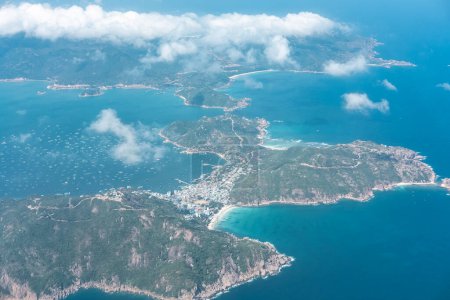 Blick auf Binh Ba Island Vietnam. Cam Ranh Bay, Provinz Khanh Hoa, Binh Ba Island hat unberührte Strände mit blauem Wasser und weißen Sanddünen. Schöne Küstenlandschaft Vietnam, Reisekonzept