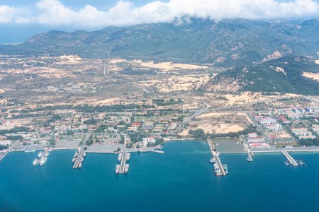 Luftaufnahme von Cam Ranh, Küstenlandschaft Vietnam. Containerschiffe im Industriehafen in Business Logistic Export Import. Container und Teile von Windkraftanlagen in Frachtschiffen. Reisefoto