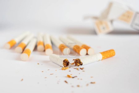 Foto de Cigarrillo roto con un paquete sobre fondo blanco. Día Mundial Sin Tabaco Concepto de tabaco y salud pulmonar . - Imagen libre de derechos