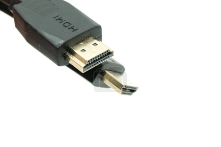 Foto de Vista de cerca de los cables HDMI sobre un fondo blanco. - Imagen libre de derechos