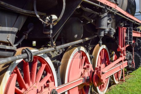 roues d'une vieille locomotive à vapeur debout sur le rail
