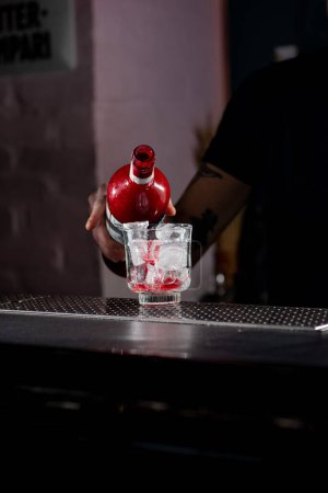 Foto de Bartender is preparing a cocktail at the bar. - Imagen libre de derechos