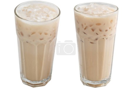 Téléchargez les photos : Café froid avec glace et lait dans un grand verre. Vider le café glacé - en image libre de droit