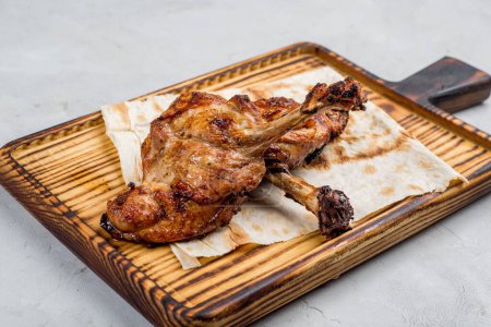 Téléchargez les photos : Steak de poulet grillé sur une planche à découper - en image libre de droit