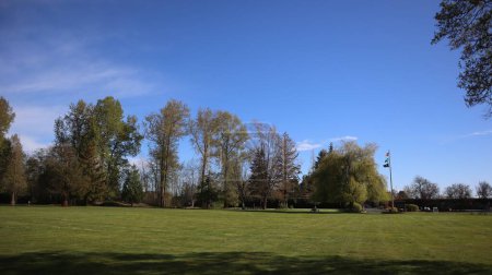 Peace Arch Park, ubicado a 40 km al sur de Vancouver en el Douglas Border Crossing, sirve como un lugar pintoresco donde las familias de Canadá y los Estados Unidos se reúnen para unirse. 