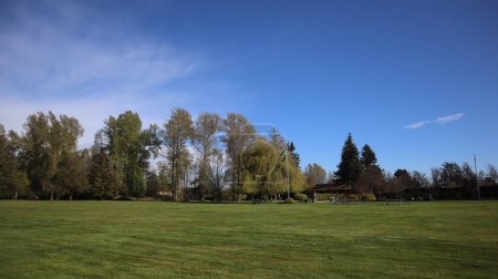 Peace Arch Park, ubicado a 40 km al sur de Vancouver en el Douglas Border Crossing, sirve como un lugar pintoresco donde las familias de Canadá y los Estados Unidos se reúnen para unirse. 