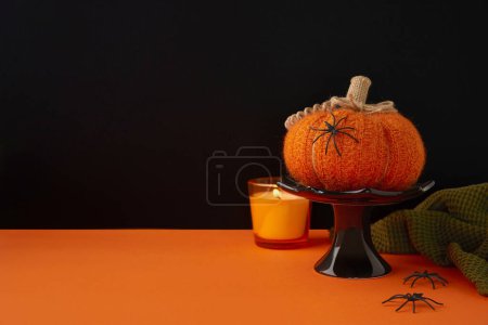 Téléchargez les photos : Décoration textile faite à la main d'automne sur table orange. Tissu confortable citrouille. Atmosphère d'automne. Décor Halloween. - en image libre de droit
