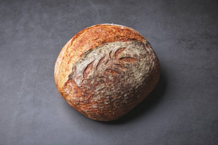 Foto de Pan de espelta de trigo integral con masa madre de harina orgánica - Imagen libre de derechos