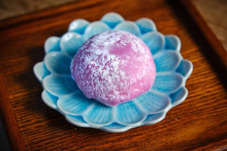 Téléchargez les photos : Délicieux dessert japonais mochis gâteaux de riz à la forme arrondie et à la texture moelleuse - en image libre de droit