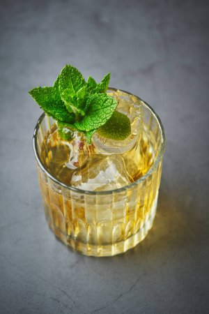Foto de Whisky Cóctel en vaso, de cerca - Imagen libre de derechos