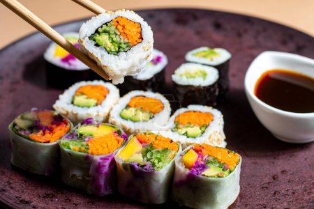 Foto de Plato de sushi vegetal, rico y sabroso surtido de sushi perfecto para comer - Imagen libre de derechos