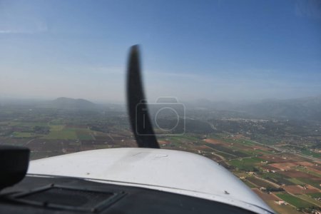 Téléchargez les photos : Photo de stock de belle vue panoramique de la visite de l'avion léger. - en image libre de droit