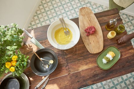 Téléchargez les photos : Vue de dessus de divers ingrédients savoureux disposés sur une table en bois pour cuisiner un tartare de steak appétissant en cuisine - en image libre de droit