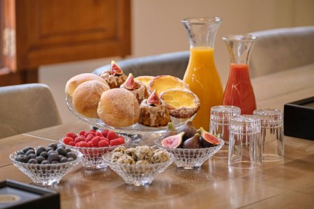 Téléchargez les photos : Buffet de délicieux jus de cupcakes et fruits servis en verrerie sur table en bois dans la salle de réunion - en image libre de droit