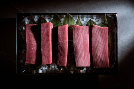 Téléchargez les photos : Délicieuses portions de longe de thon rouge frais - en image libre de droit