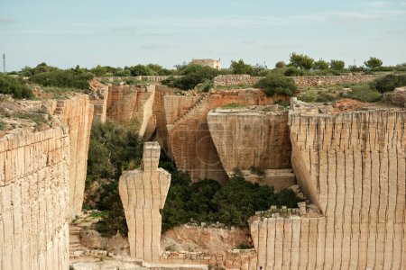 Téléchargez les photos : Vue en partie de Lithica avec labyrinthe en pierre taillée monument historique en Espagne - en image libre de droit