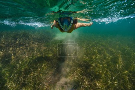 Foto de Inyección submarina de buceador anónimo en máscara de snorkel nadando en el océano profundo durante las vacaciones - Imagen libre de derechos