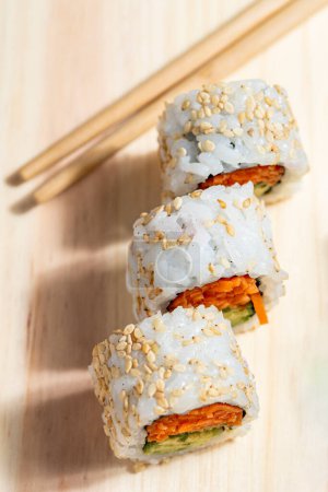 Téléchargez les photos : Assiette de sushis aux légumes, riche et savoureux assortiment de sushis parfait pour manger - en image libre de droit