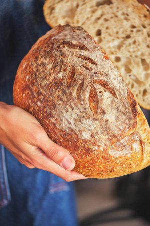 Téléchargez les photos : Mains tenant du pain rompu en deux - en image libre de droit